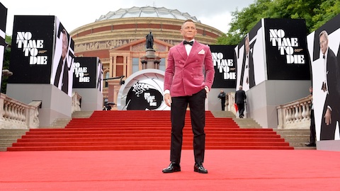 James Bond in velluto rosa: Daniel Craig alla première mondiale di No Time to Die [foto e video]