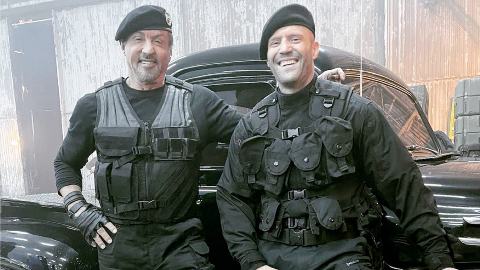 I Mercenari 4, prima foto sul set con Stallone e Statham, mentre Sly corregge il copione anche a cena!