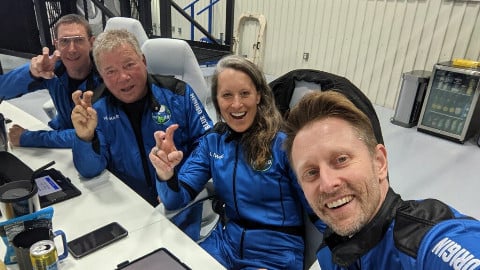 William Shatner oggi pomeriggio viaggerà nello spazio con la Blue Origin: come assistere al lancio