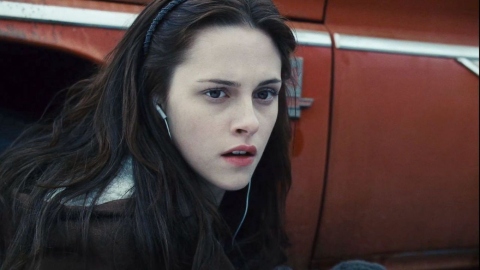 Twilight: nelle prime sceneggiature Bella prendeva a fucilate i vampiri