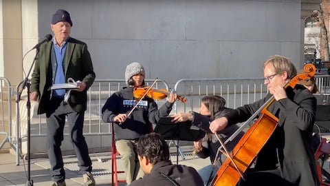 Bill Murray canta e recita in strada a New York, la gente si ferma e si gode lo spettacolo [video]