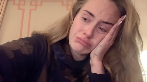 Adele in lacrime: la cantante si scusa perché il suo show di Las Vegas non è pronto per il debutto [video]