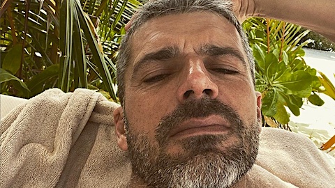 Doc - Nelle tue mani: Luca Argentero si gode il successo sotto le palme con un "selfone vacanziero"