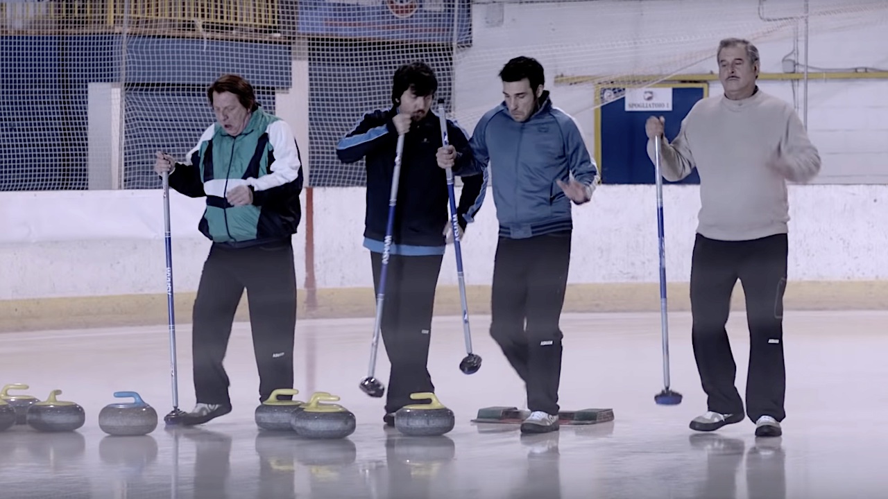 La mossa del pinguino: il film che ha "previsto" il successo italiano del curling alle Olimpiadi Invernali