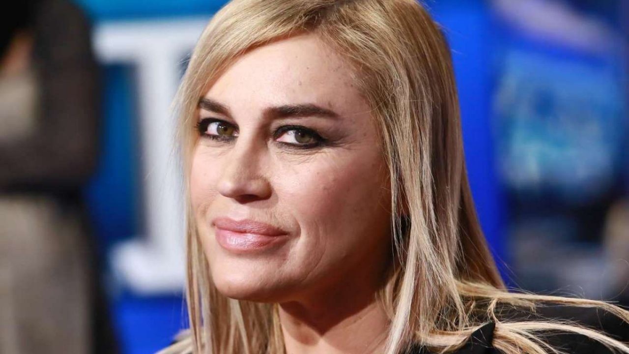 Isola dei Famosi, Lory Del Santo ci ripensa all’ultimo minuto? ''Il mio compagno è perplesso''