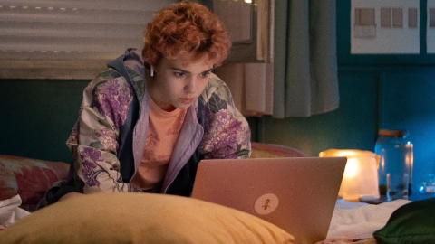 Vetro: Una ragazza vede il male dalla finestra nell'intrigante trailer del film