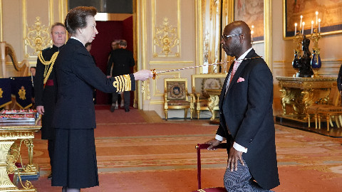 Steve McQueen è diventato Sir: la principessa Anna lo ha investito del cavalierato