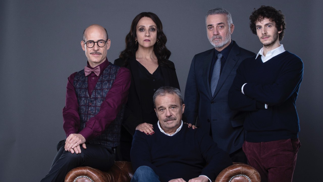 I Cassamortari: Claudio Amendola e i suoi attori ci raccontano la loro insolita commedia dal 24 marzo su Prime Video