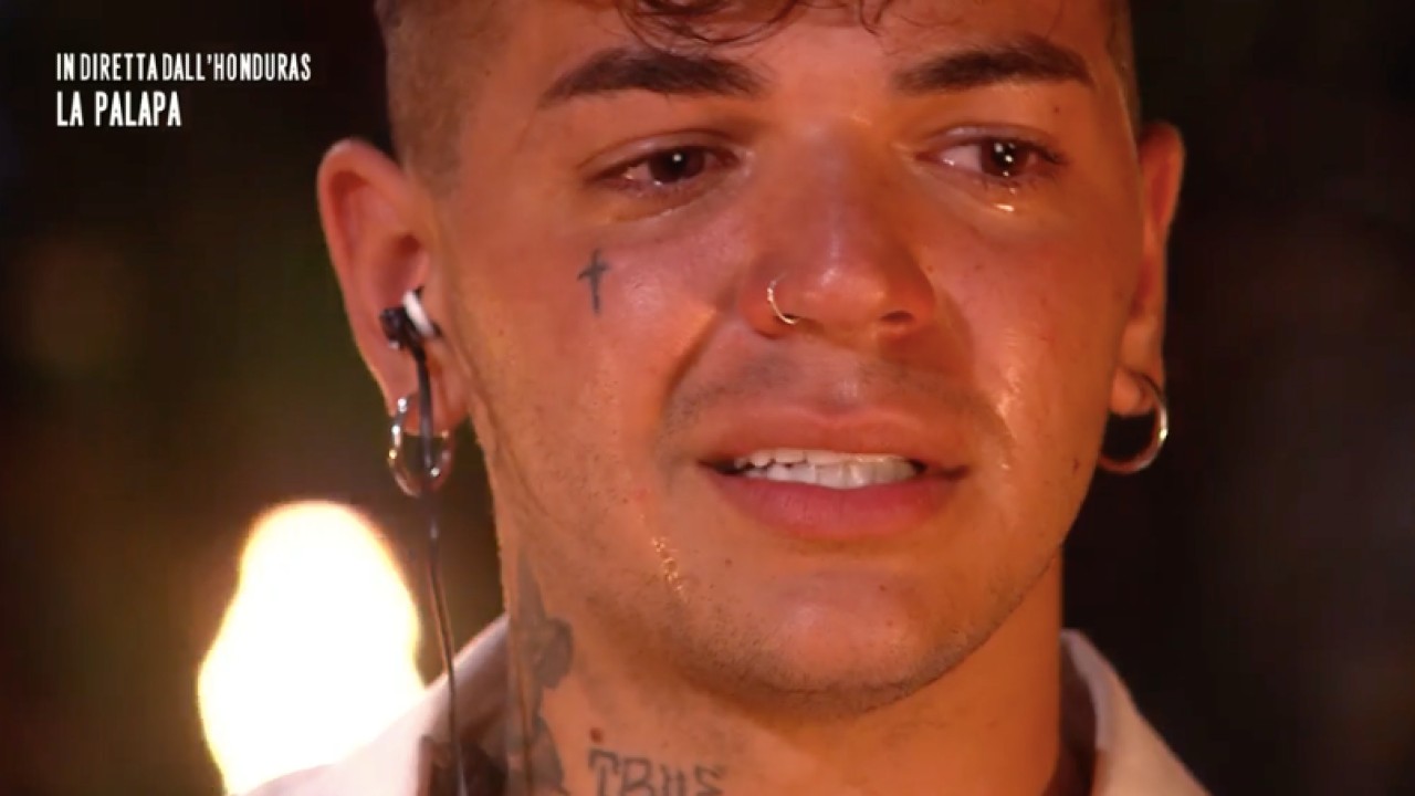 Isola dei Famosi, Blind fa piangere tutti: la confessione sul passato e la droga