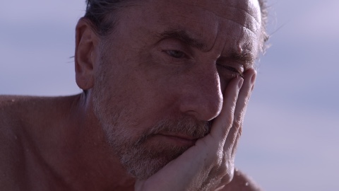 Tim Roth, un alieno nel sole accecante di Acapulco: il nostro incontro con il protagonista di Sundown e una clip esclusiva