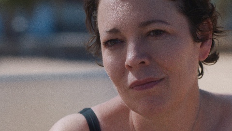 La Figlia Oscura, la vacanza fra ricordi e tensione, il bellissimo esordio alla regia di Maggie Gyllenhaal