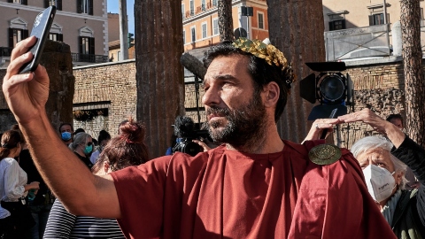  Quando Giulio Cesare fa da Cicerone per le strade di Roma: Edoardo Leo presenta Power of Rome