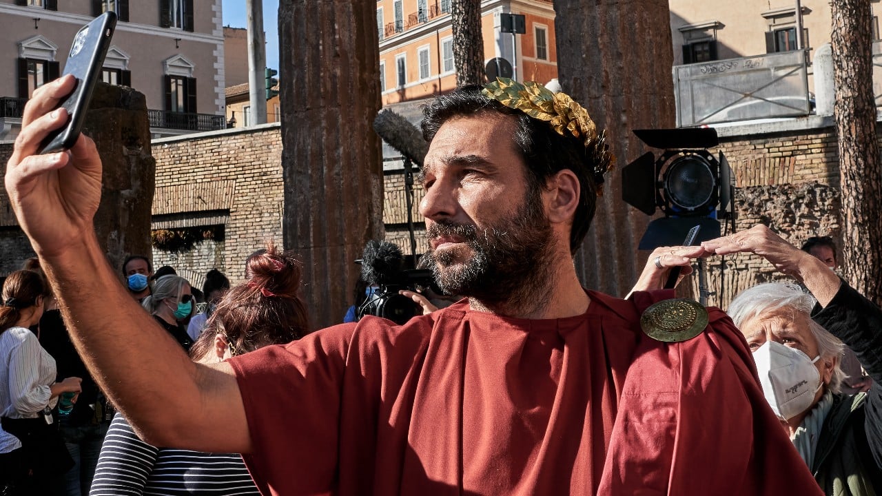 Quando Giulio Cesare fa da Cicerone per le strade di Roma: Edoardo Leo  presenta Power of