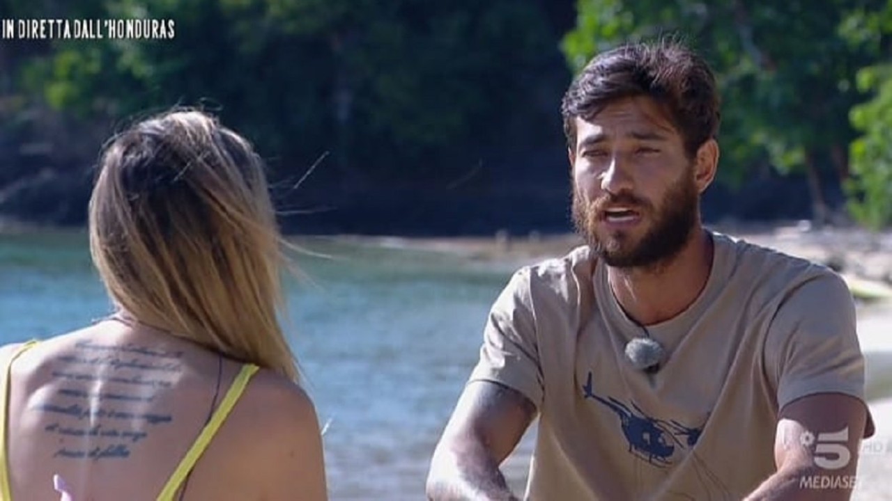 Isola dei Famosi, Roger Balduino affronta l'ex Beatriz: "Non sono innamorato di Estefania"
