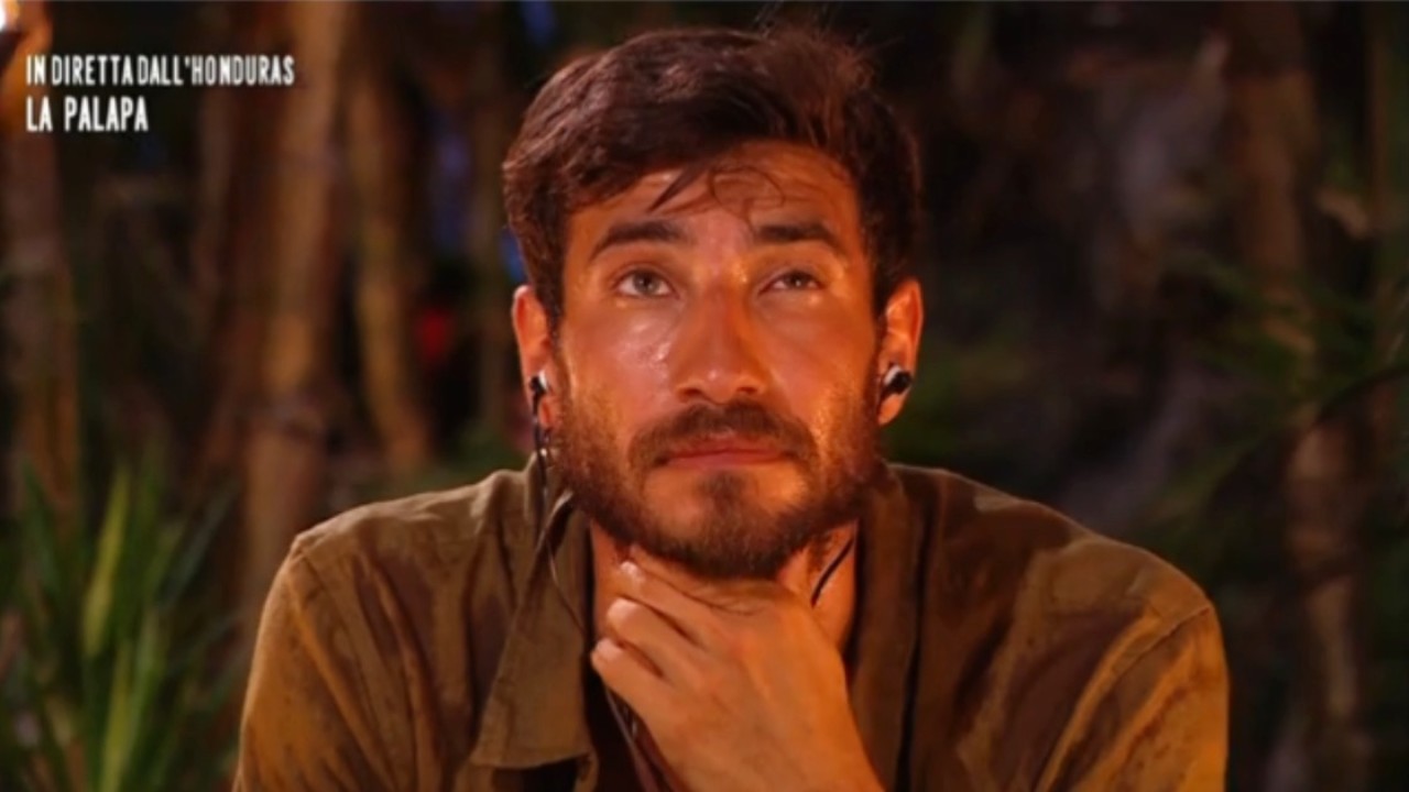 Isola dei Famosi, Roger Balduino tra Estefania e Beatriz: "Non so chi scegliere"