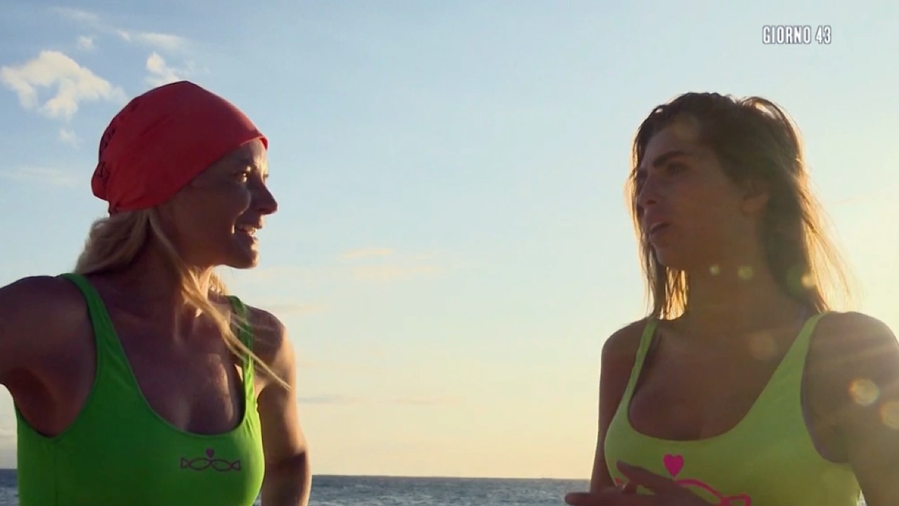 Isola dei Famosi, scintille tra Licia Nunez ed Estefania Bernal poi il gesto estremo (VIDEO)