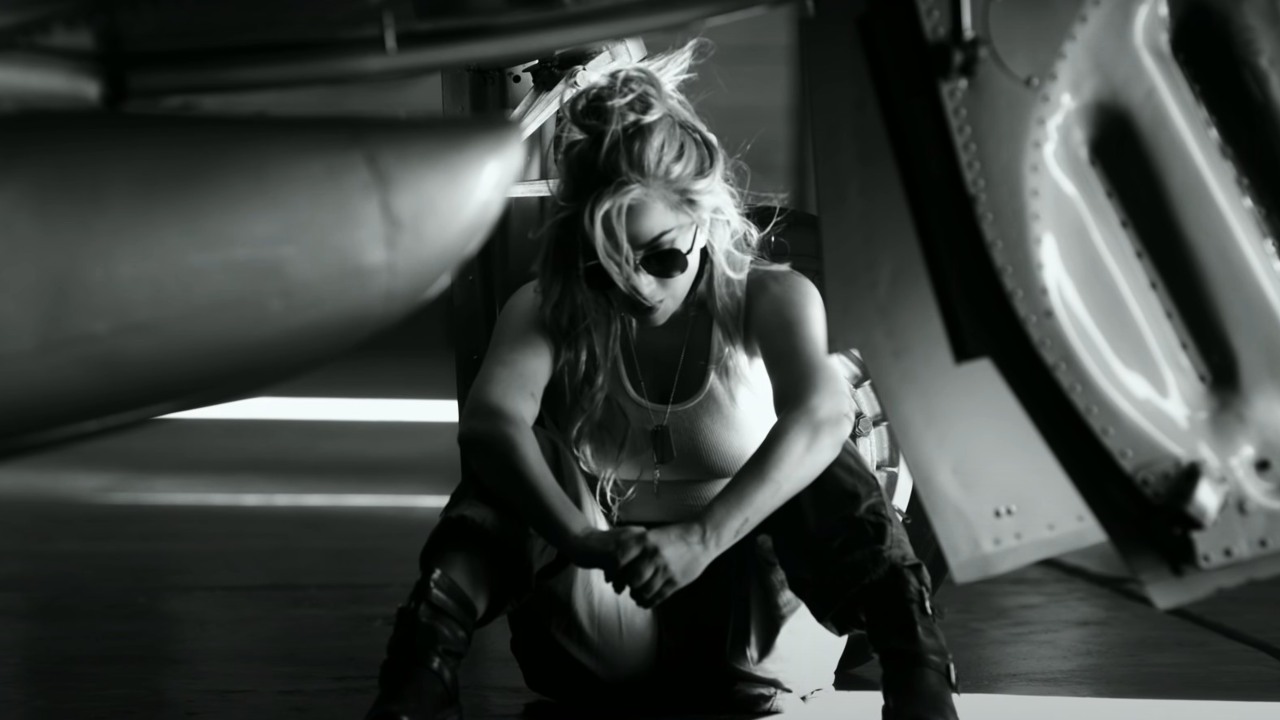 Top Gun Maverick: Lady Gaga svela il videoclip di “Hold My Hand” - Guarda il video