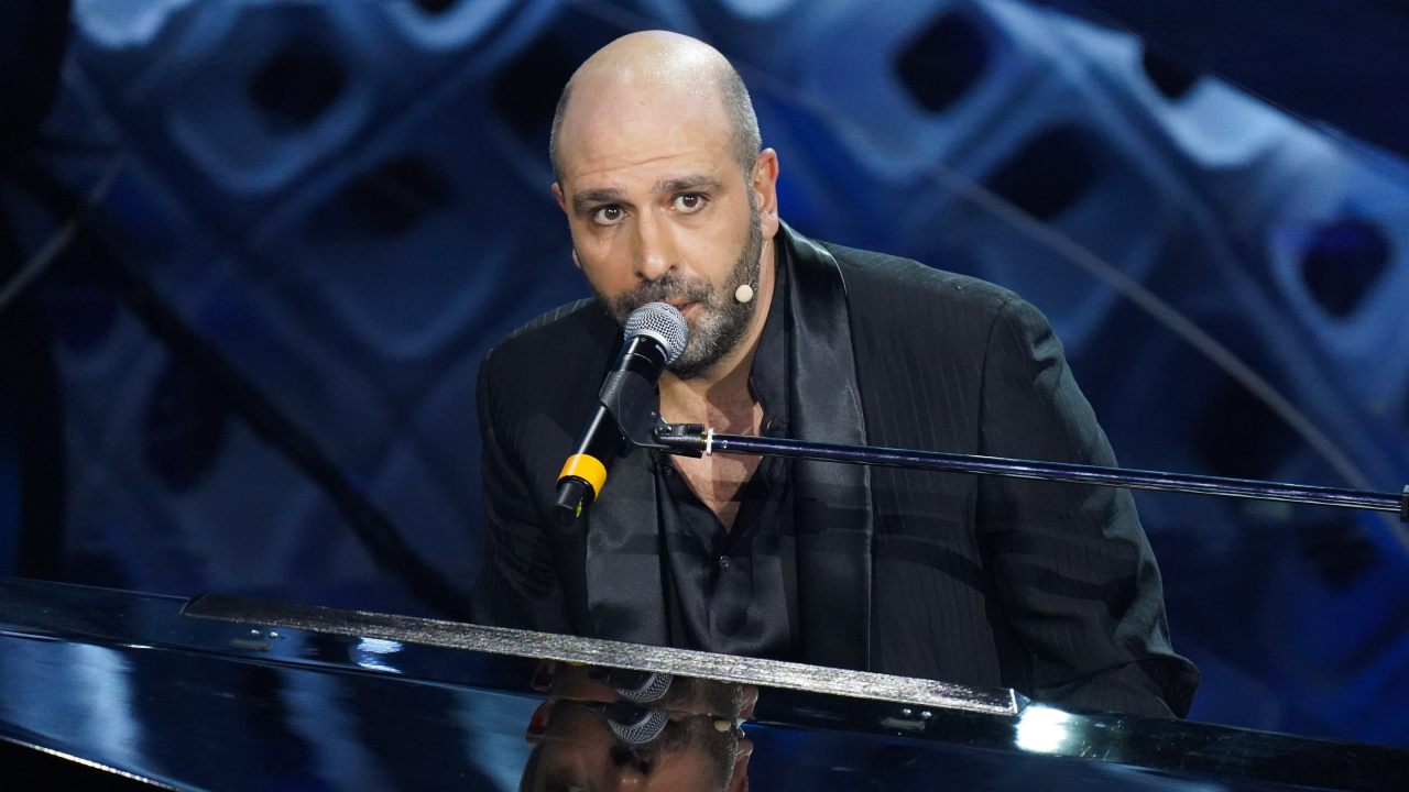 Checco Zalone: il nuovo video "Sulla Barca dell'Oligarca" e il ritorno nei teatri con "Amore + Iva"