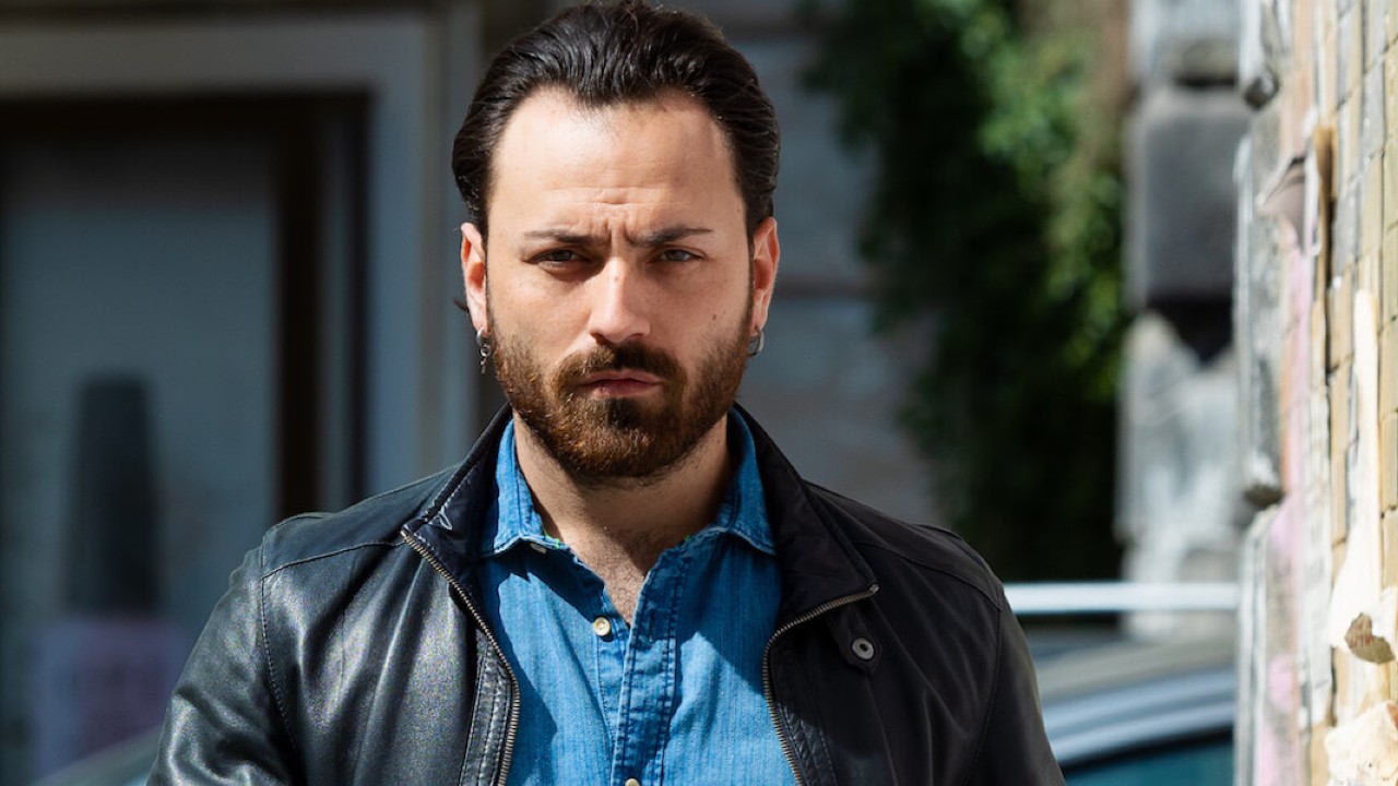 Un Posto al Sole: Gianluca Pugliese è Lello Valsano, il boss del clan Argento della soap. Vita e carriera dell’attore