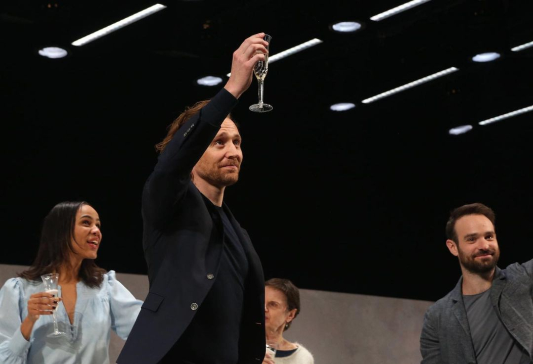 Tom Hiddleston diventa papà: la fidanzata Zawe Ashton aspetta un bambino!