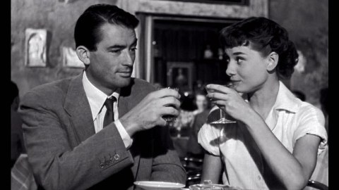 Via Veneto si trasforma in un cinema all'aperto con la proiezione per il pubblico di Vacanze Romane