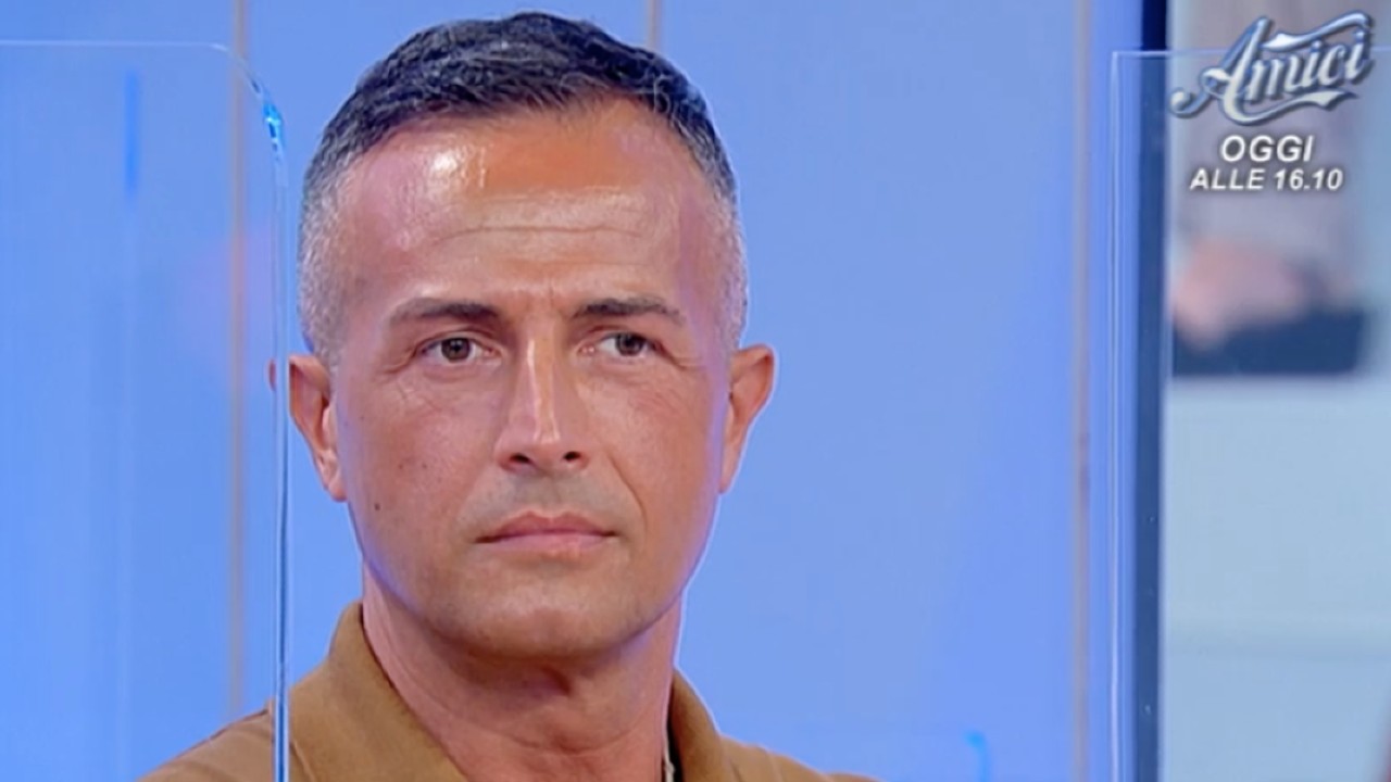 Uomini e Donne, Riccardo Guarnieri a ruota libera su Federica Aversano, poi punge Roberta Di Padua: ''Mi è indifferente''