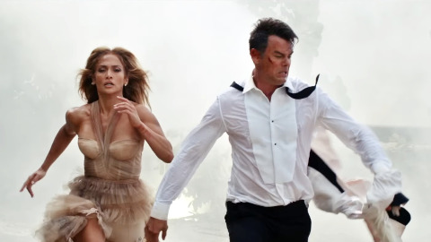 Un matrimonio esplosivo: Jennifer Lopez sposa combattente nel trailer della commedia su Prime Video dal 27 gennaio