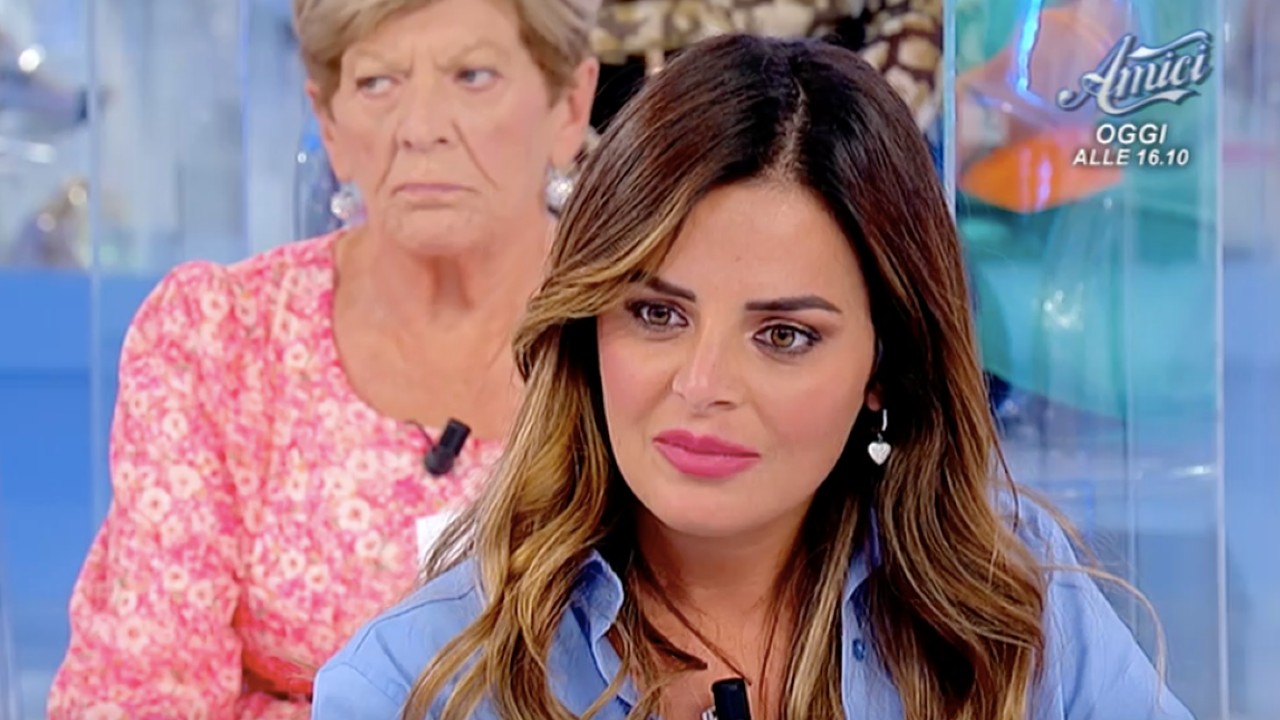 Uomini e Donne, Roberta Di Padua gela Armando Incarnato: ''Cinque anni qui e ti credi opinionista''