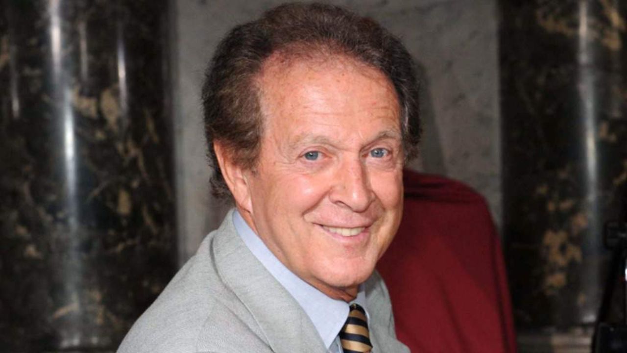 Remo Remigi si difende dall'accusa di palpeggiamento: "Ho dato una 'pacchetta' sul sedere, cercavo di sistemare il microfono"