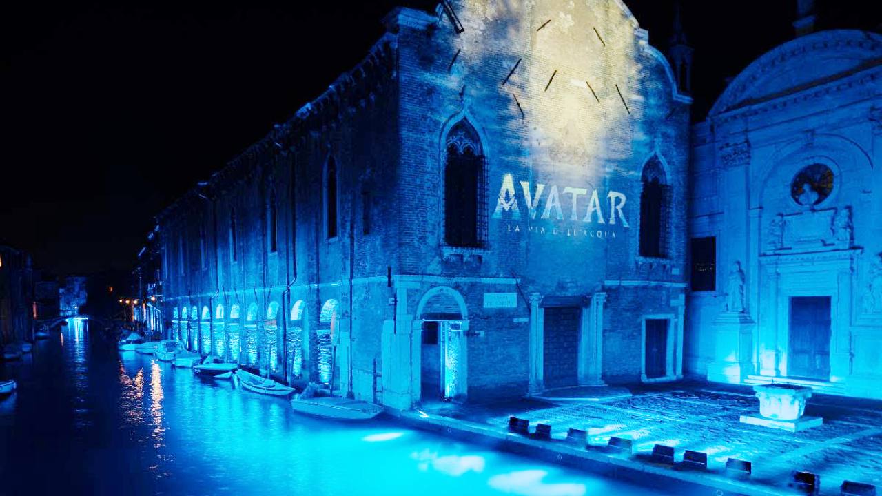 Avatar La via dell'acqua, Venezia illuminata di blu per l'uscita del