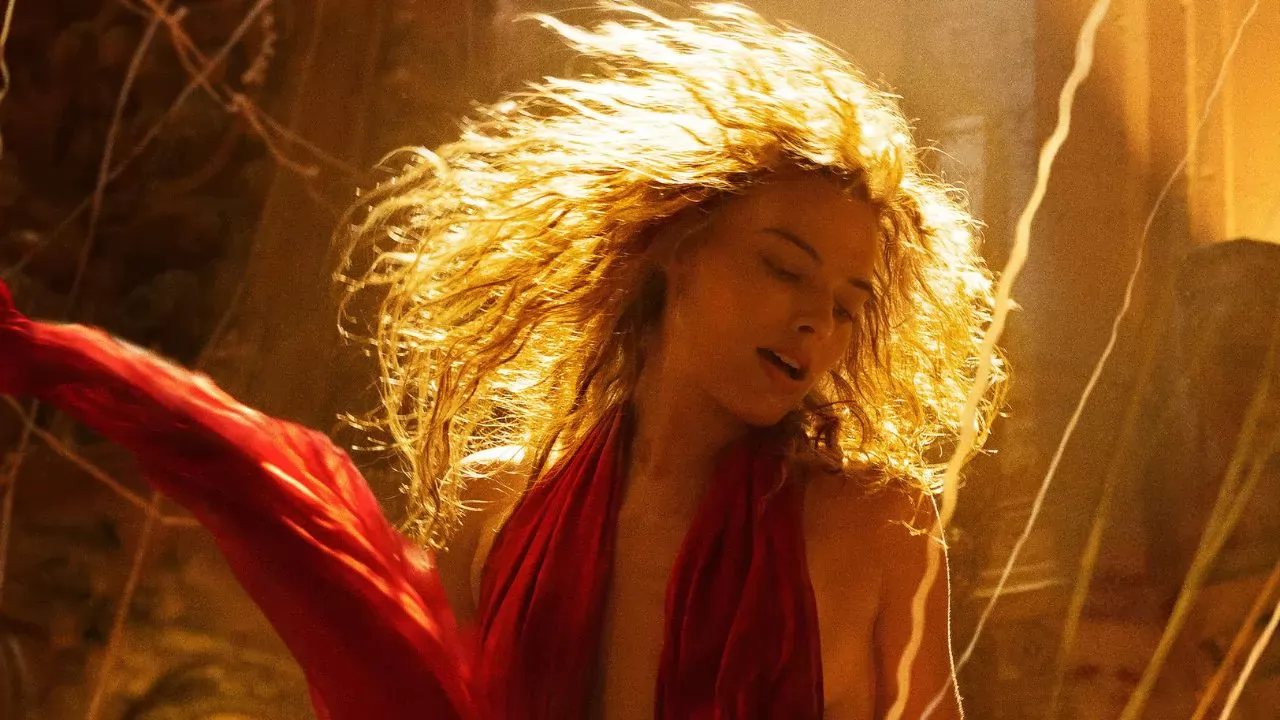 Babylon - Margot Robbie e il bacio "rubato" a Brad Pitt: "Un'occasione da cogliere al volo!"