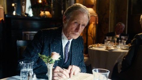 Living, la recensione del film con Bill Nighy ispirato a Vivere di Kurosawa