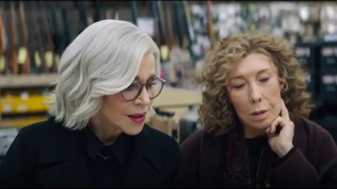 Moving On: Jane Fonda e Lily Tomlin vogliono far fuori Malcolm McDowell nel trailer del film di Paul Weitz