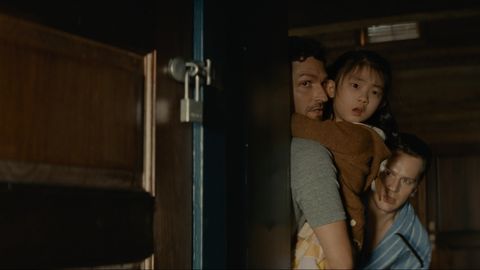 Bussano alla porta, come cambia il finale dal romanzo al film