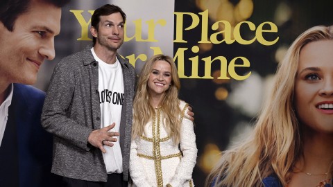 Da me o da te, Ashton Kutcher rivela perché era così a disagio sul red carpet alla prima del film con Reese Witherspoon