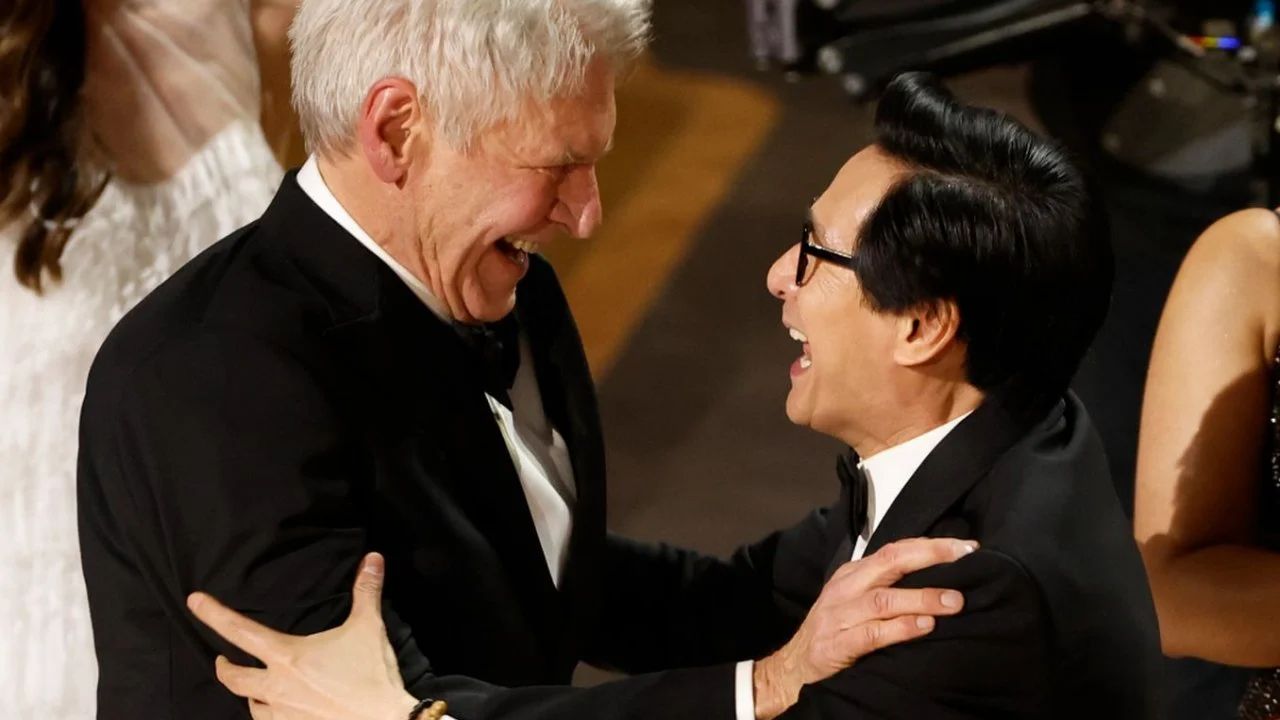 Oscar 2023 - Ke Huy Quan e la reunion con Harrison Ford: l'abbraccio fra i due attori ha commosso la platea