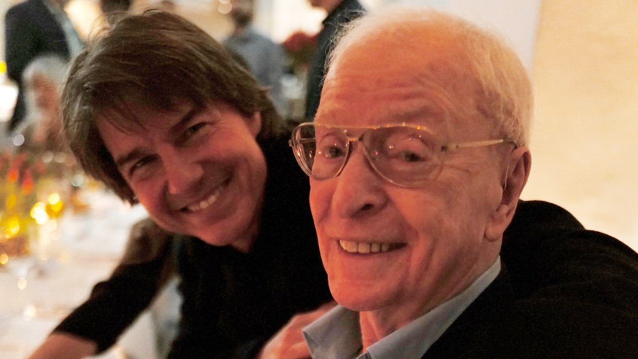 Tom Cruise con Michael Caine alla cena per i 90 anni del grande attore tra risate e barzellette spinte