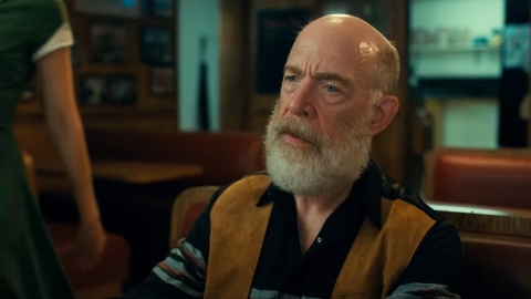 One Day as a Lion: J.K. Simmons con una lunga barba fugge dai creditori nel trailer del film