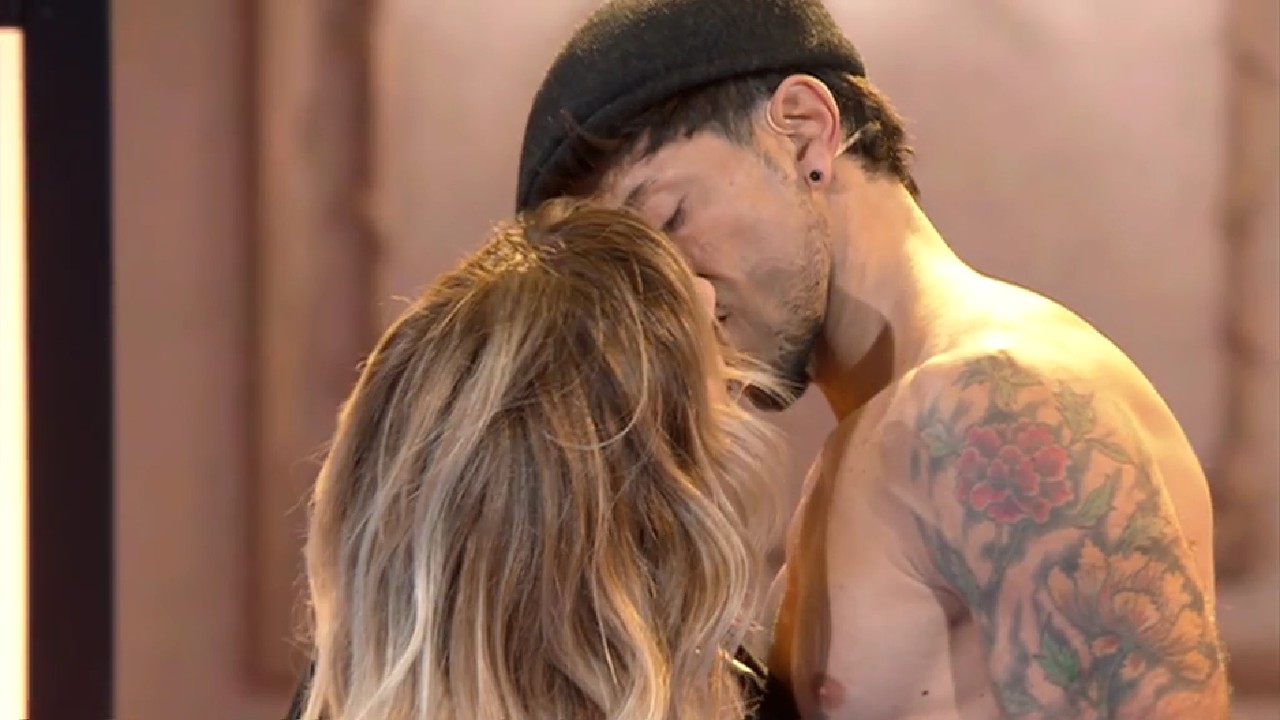Amici 22, scatta il bacio tra Emanuel Lo e Lorella Cuccarini: come ha reagito Giorgia? Amici 22, scatta il bacio tra Emanuel Lo e Lorella Cuccarini: come ha reagito Giorgia?
