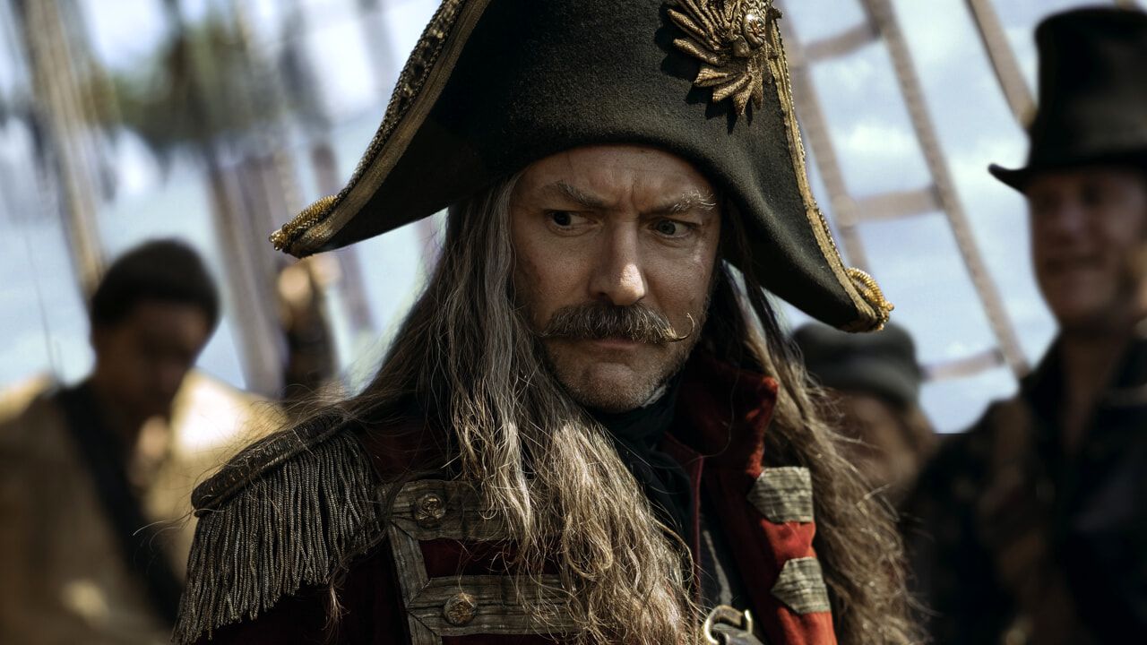 Peter Pan & Wendy – A new clip reveals the evil side of Jude Law’s Captain Hook