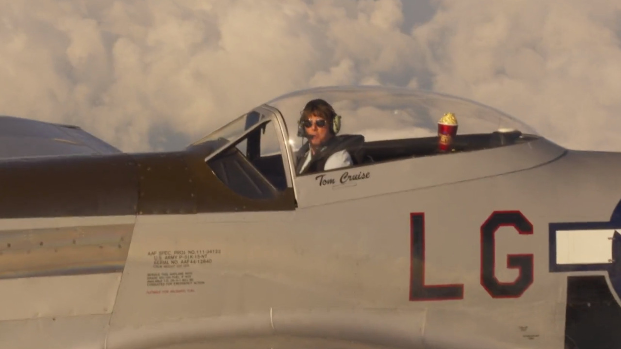 Tom Cruise accetta lMTV Award mentre pilota un aereo da caccia il video Immagine