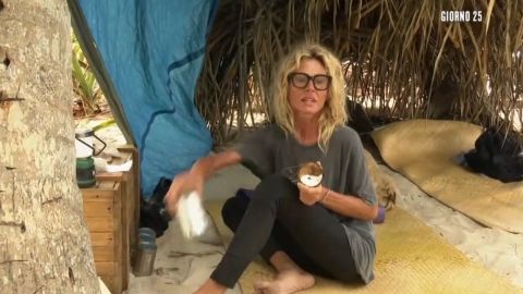 Isola dei Famosi, Nathaly Caldonazzo lancia del riso a Christopher Leoni e sbotta:" Sei Pietoso!"