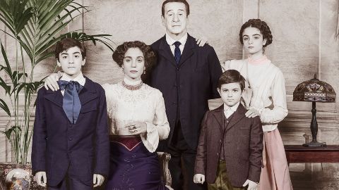 Qui rido io - Toni Servillo è Eduardo Scarpetta nel biopic di Mario Martone in prima visione su Rai 1