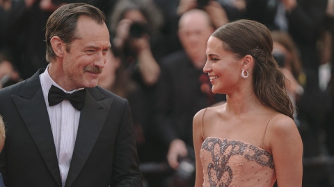 Festival di Cannes 2023: il red carpet di Firebrand, con Jude Law e Alicia Vikander