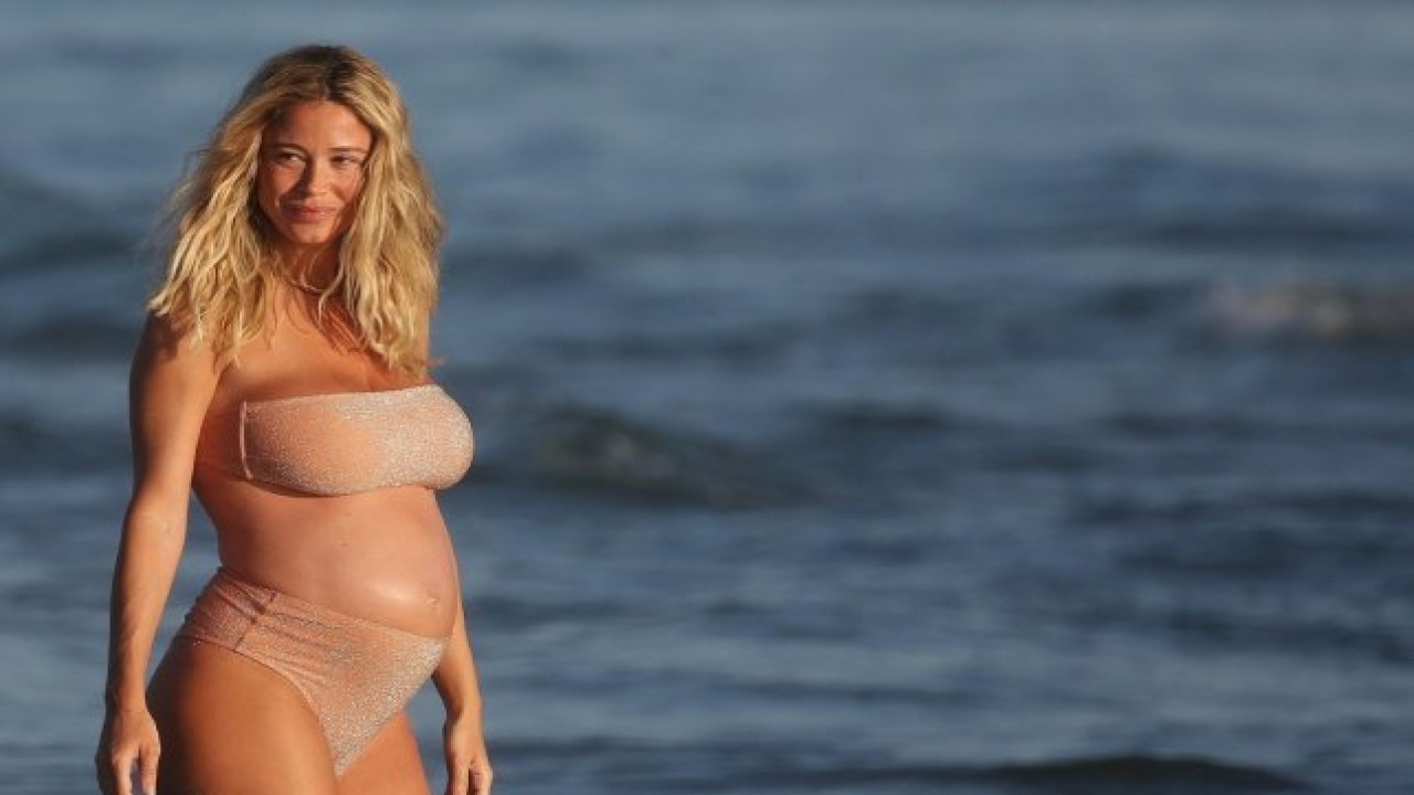 Diletta Leotta in spiaggia con pancione e un vistoso anello di