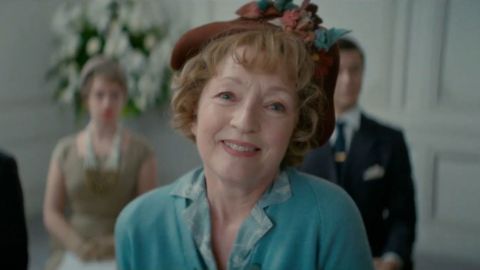La signora Harris va a Parigi: la comedy con Lesley Manville in prima TV su Sky Cinema Due