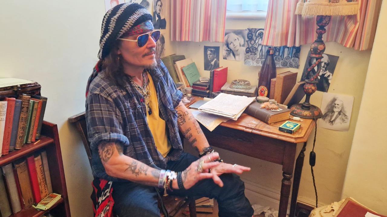 Johnny Depp visita la casa del poeta Dylan Thomas, uno dei suoi idoli