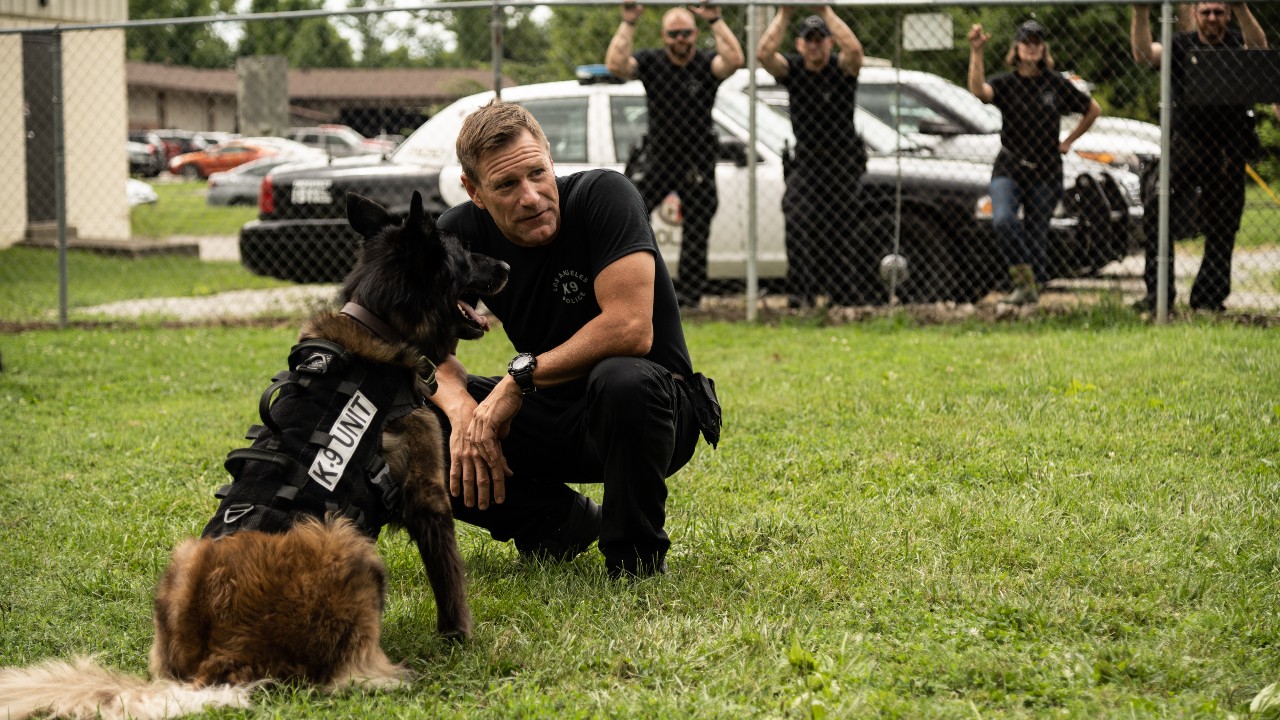 Muzzle: Aaron Eckhart e il suo cane cercano vendetta nel trailer del film