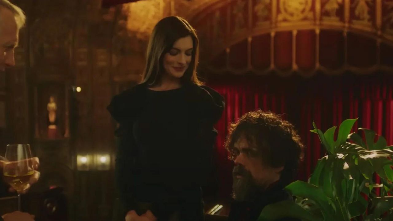 She Came To Me, Peter Dinklage e Anne Hathaway hanno un problema con il giovedì in una nuova clip
