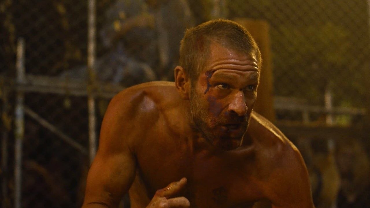 Rumble Through the Dark - Il trailer dell'action movie con Aaron Eckhart e Bella Thorne